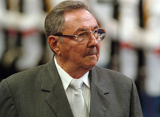 Raul-Castro-2serio y de traje con corbata blanca.jpg